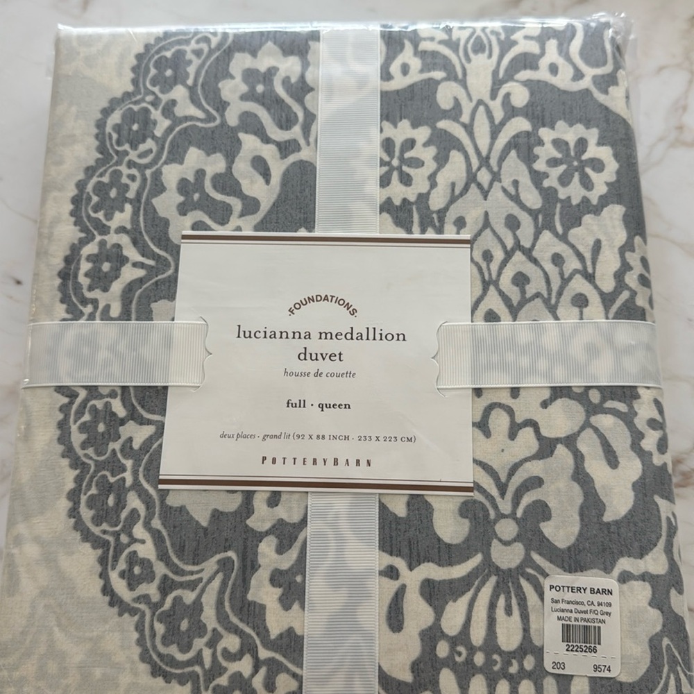Beautiful NWT Pottery Barn Lucianna Medallion Full/Queen duvet cover